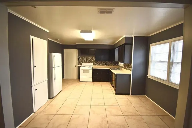 Photo 4 — 2027 65th Street, Lubbock, TX 79412