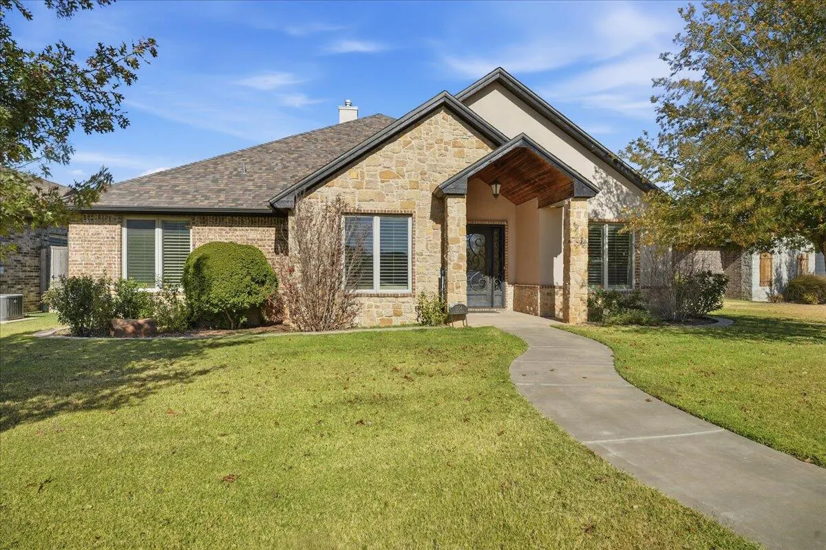 Photo 2 — 1204 N 14th Place, Wolfforth, TX 79382