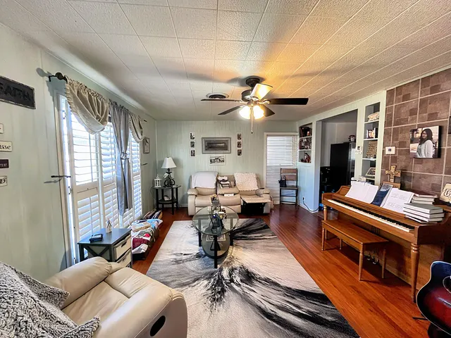 Photo 2 — 303 SW 11th Street, Seminole, TX 79360
