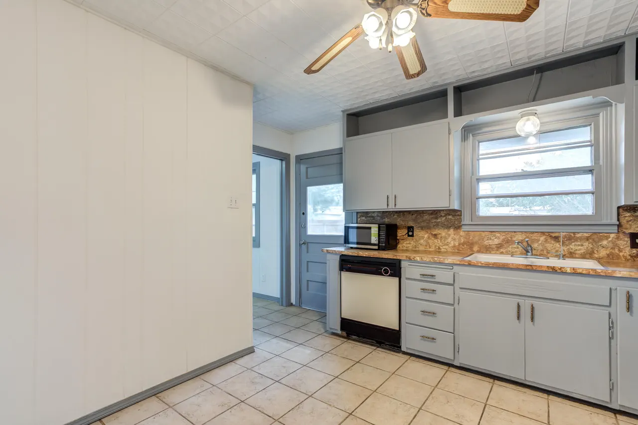 Photo 12 — 1915 46th Street, Lubbock, TX 79412