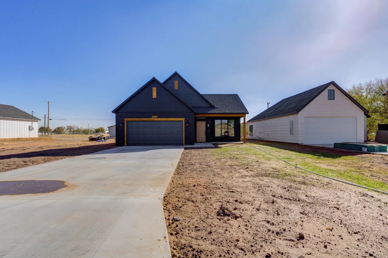 Photo 2 — 305 SW Ave L, Seminole, TX 79360