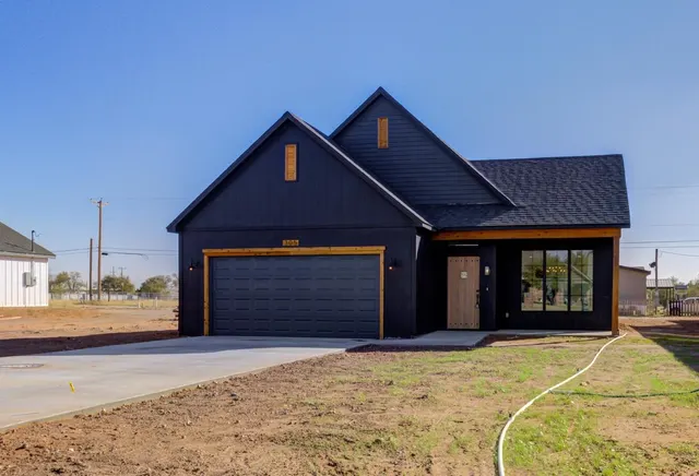 Front exterior — 305 SW Ave L, Seminole, TX 79360