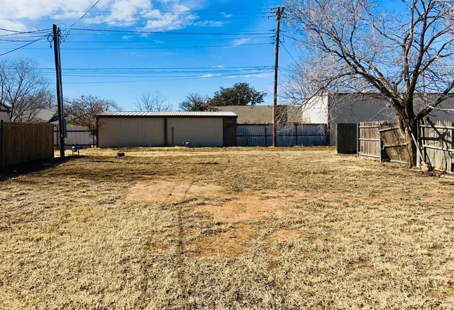 Photo 8 — 914 S Texas Avenue, Sundown, TX 79336