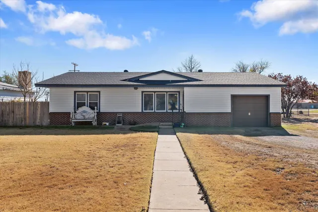 Front exterior — 110 W Monroe Street, Levelland, TX 79336