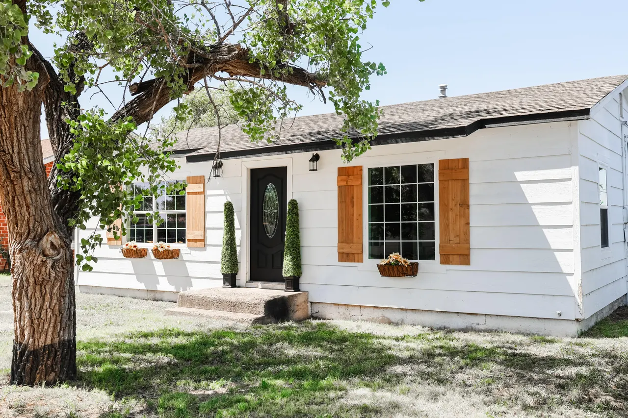 Photo 2 — 112 SW 8th Street, Plainview, TX 79072