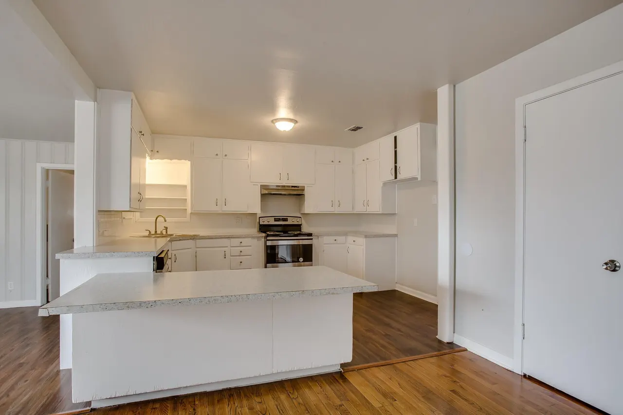 Photo 5 — 4315 32nd Street, Lubbock, TX 79410