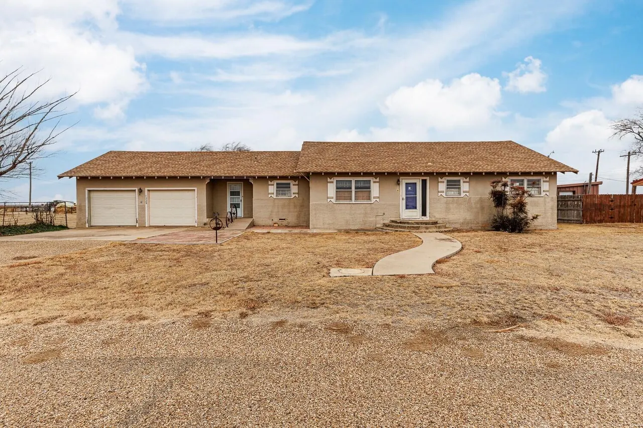 Front exterior — 1228 S Ralls Highway, Floydada, TX 79235