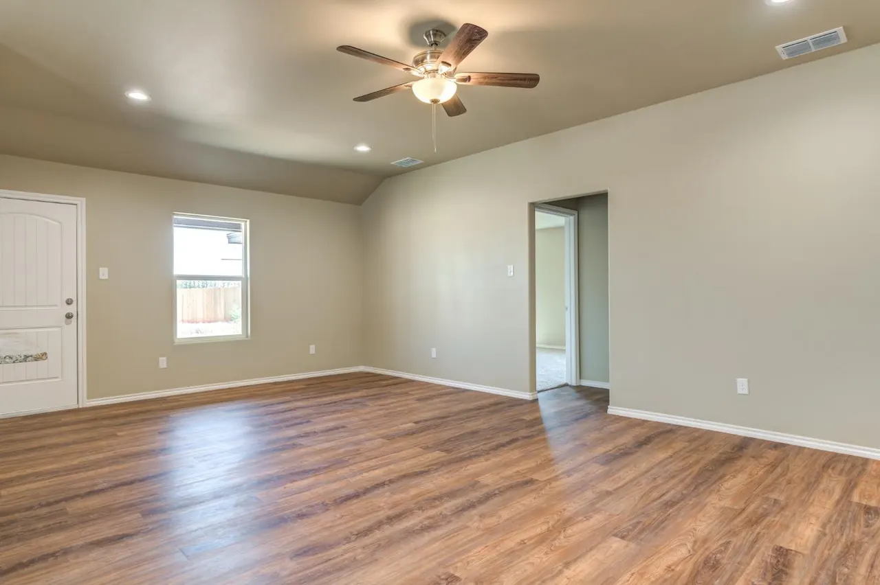Photo 6 — 930 E Municipal Drive, Lubbock, TX 79403