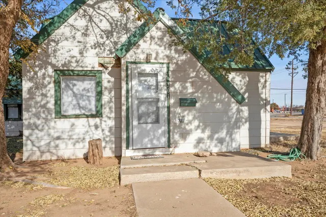 Photo 2 — 301 Austin Street, Levelland, TX 79336