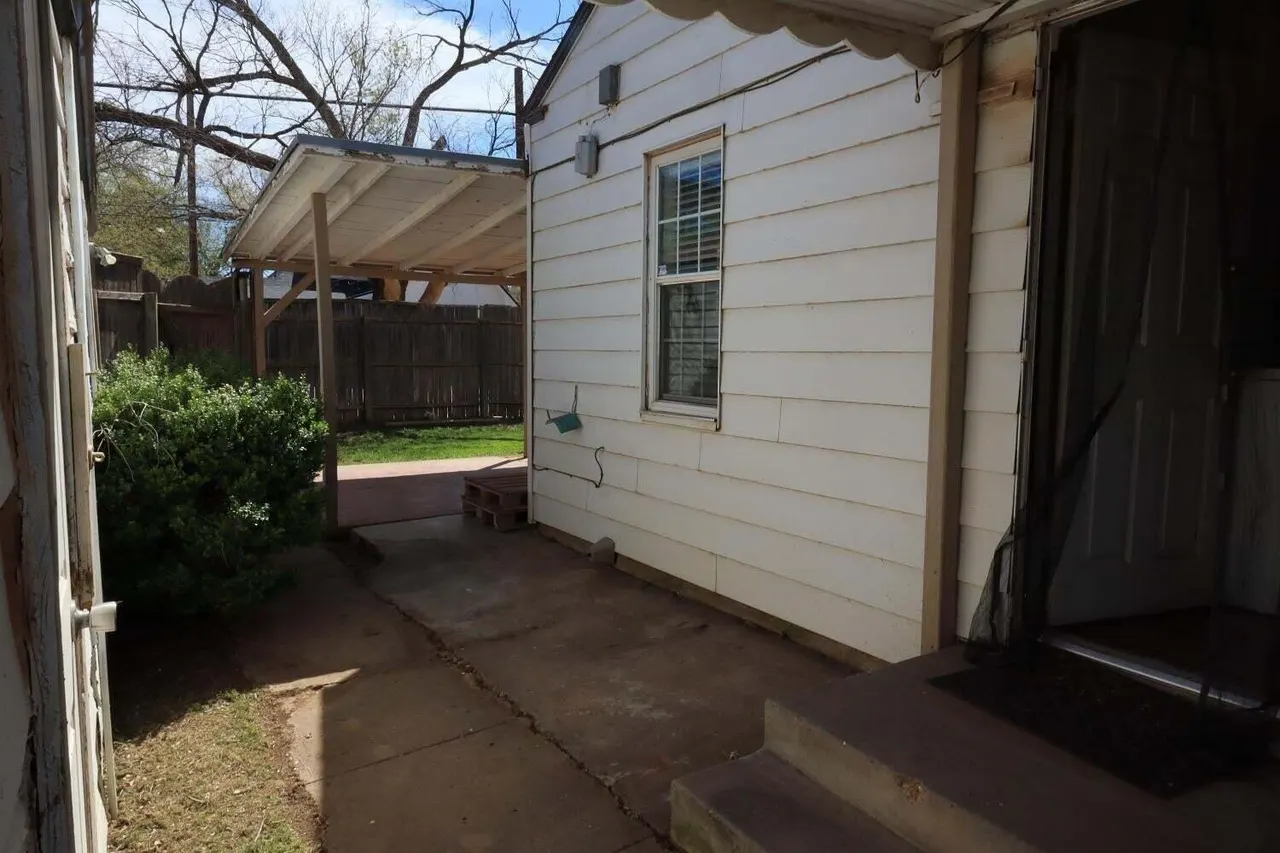 Photo 9 — 2102 25th Street, Lubbock, TX 79411