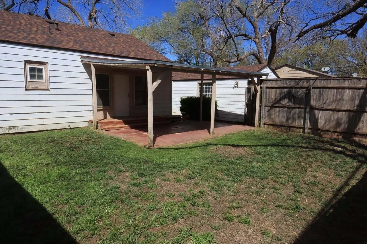Photo 11 — 2102 25th Street, Lubbock, TX 79411