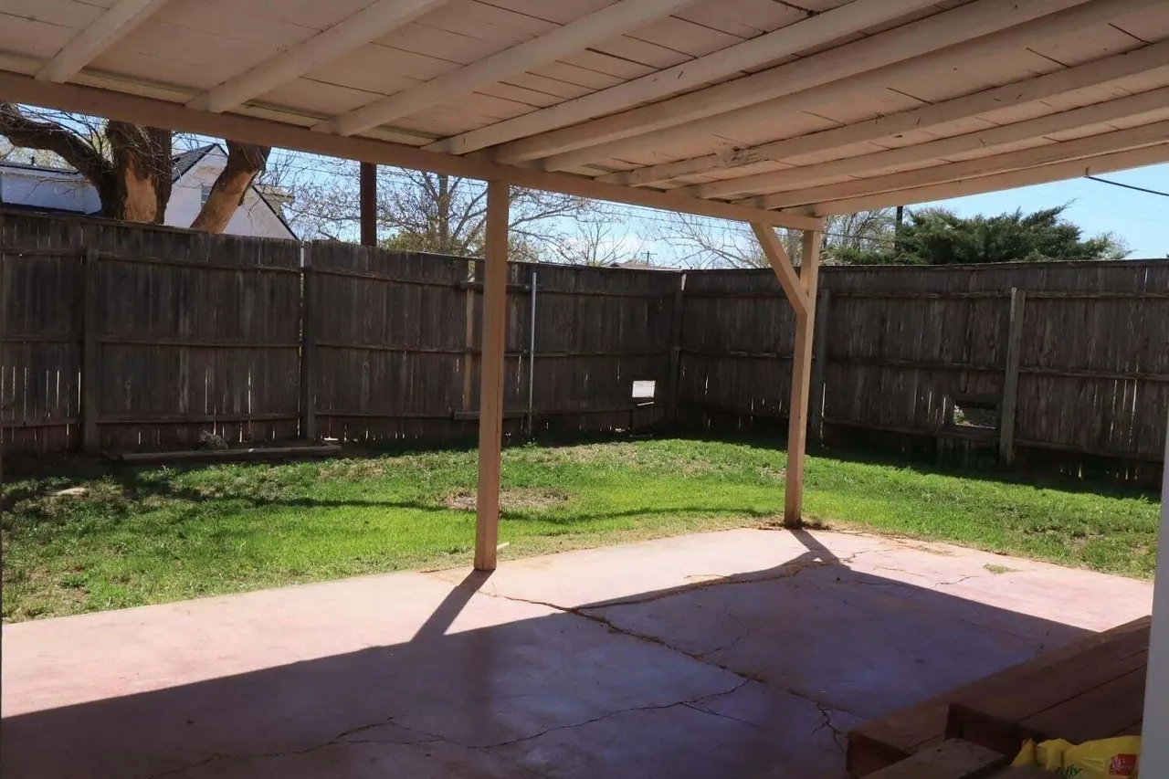 Photo 13 — 2102 25th Street, Lubbock, TX 79411