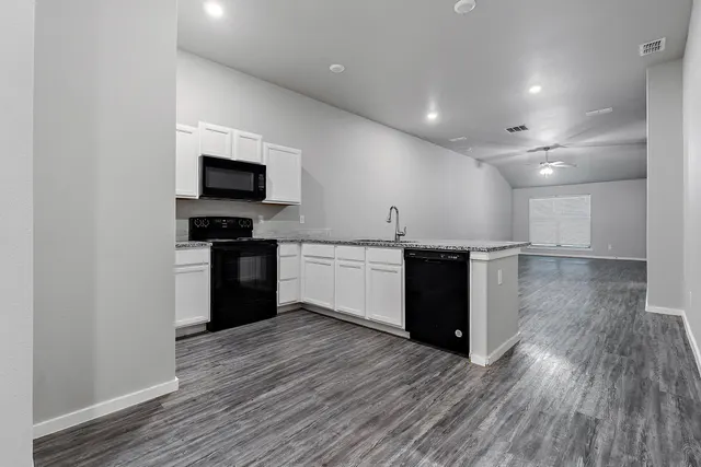 Photo 4 — 2120 N Avenue J # 1-2, Lubbock, TX 79403