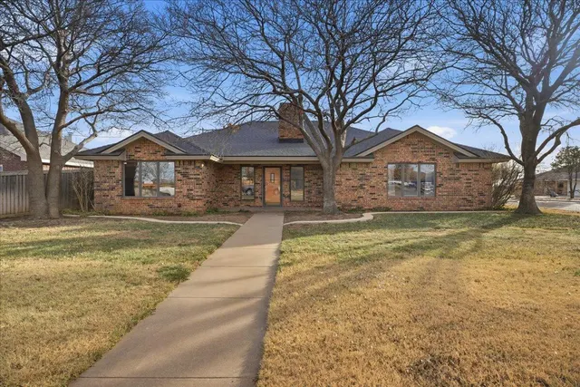 Front exterior — 1102 Poplar Street, Levelland, TX 79336