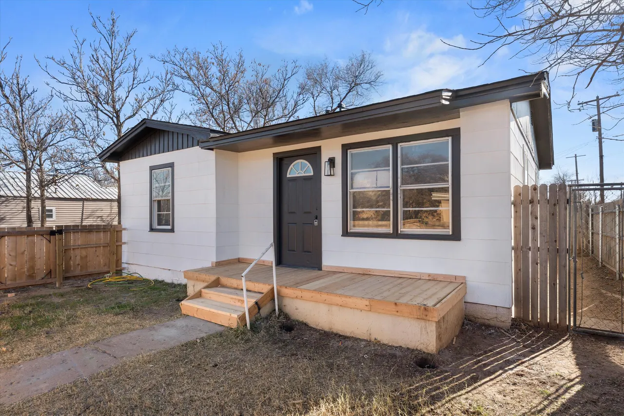 Photo 2 — 206 W 4th Street, Idalou, TX 79329