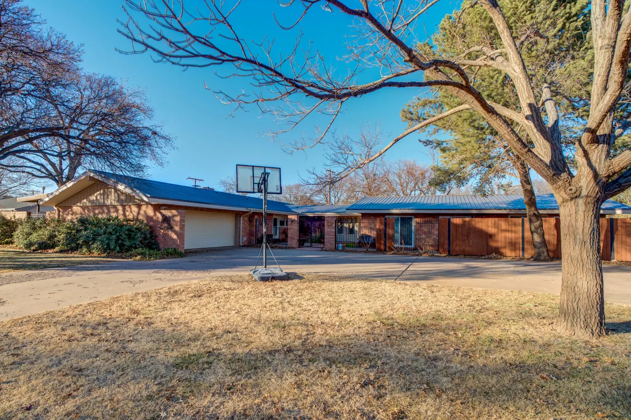 Front exterior — 2420 N 2nd Street, Tahoka, TX 79373