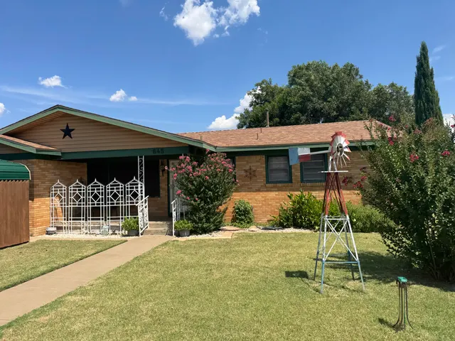 Front exterior — 645 S Grain Avenue, Crosbyton, TX 79322