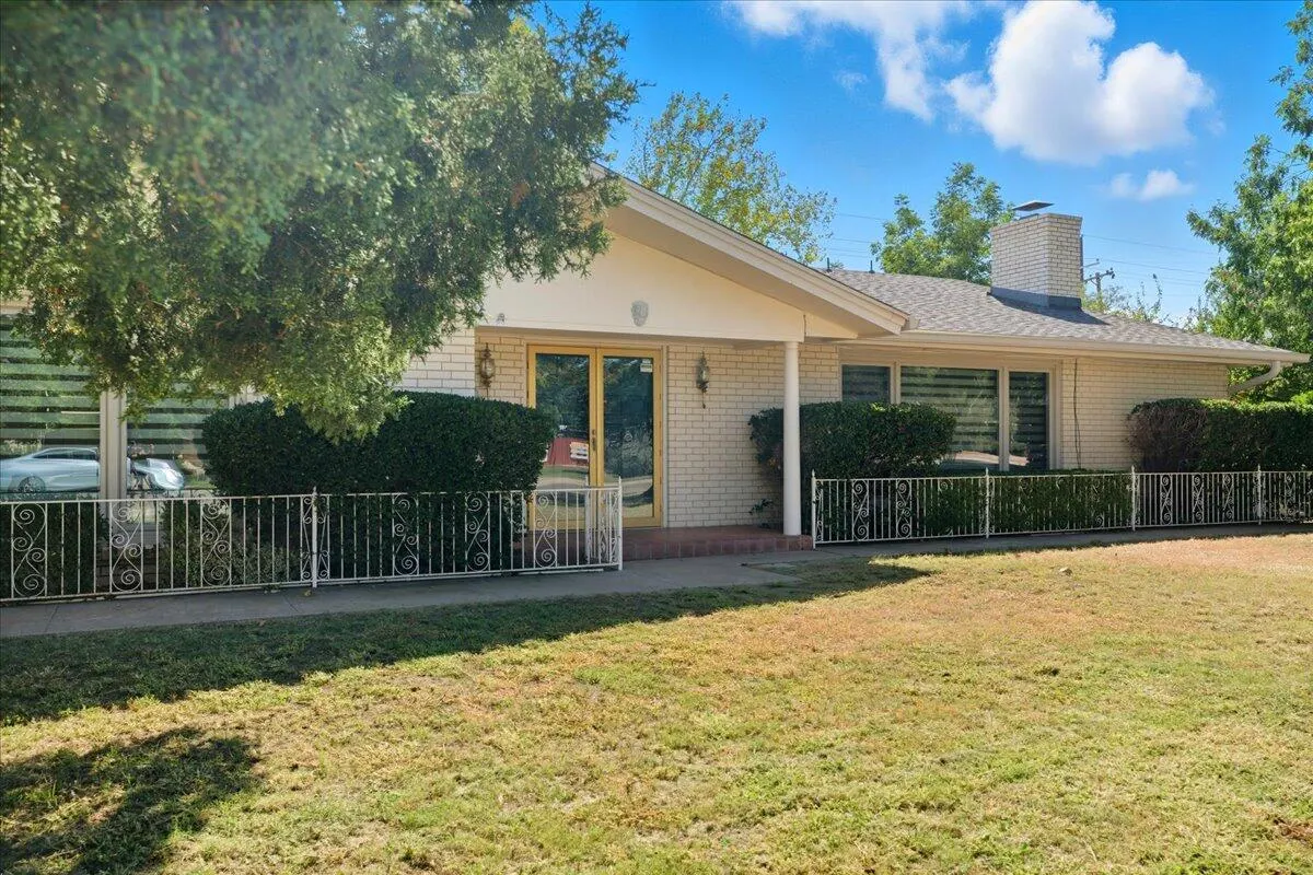 Photo 3 — 1911 33rd Street, Lubbock, TX 79411