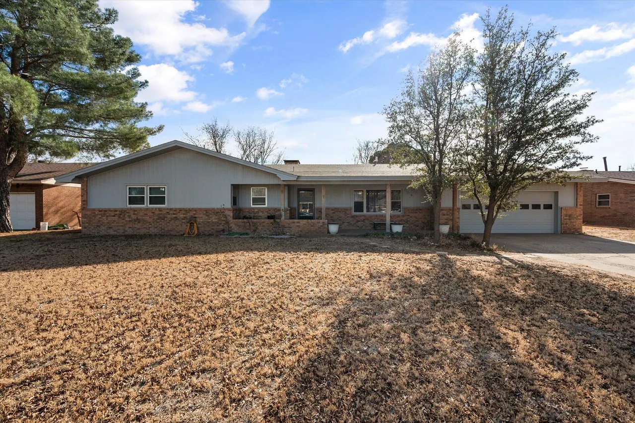 Photo 2 — 214 Willow Wood Lane, Levelland, TX 79336