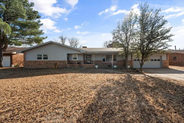 Photo 2 — 214 Willow Wood Lane, Levelland, TX 79336