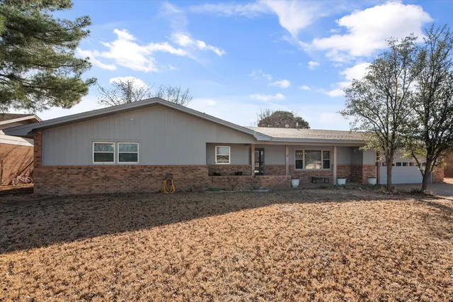 Photo 3 — 214 Willow Wood Lane, Levelland, TX 79336