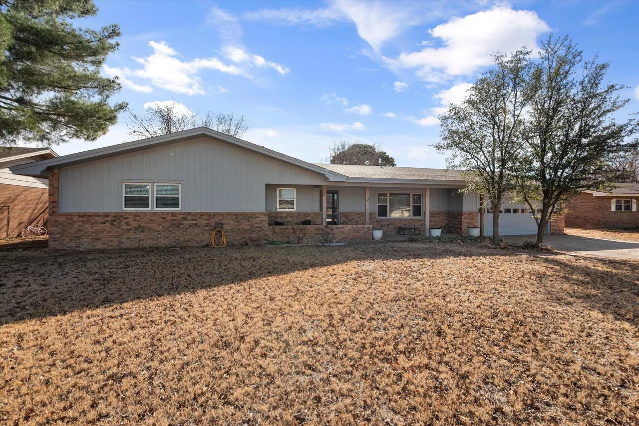 Photo 4 — 214 Willow Wood Lane, Levelland, TX 79336