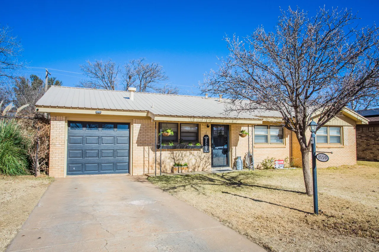 Front exterior — 1550 W Lynn Street, Slaton, TX 79364