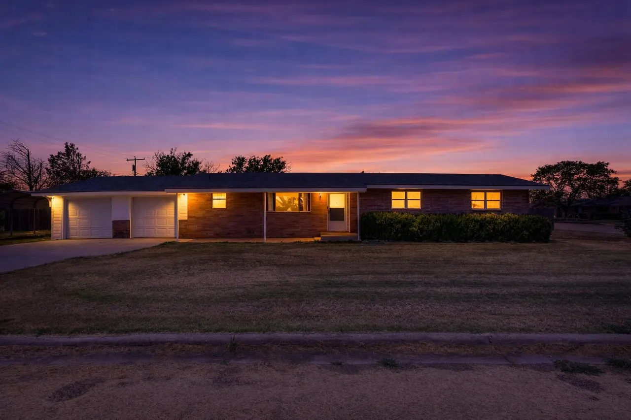 Front exterior — 1619 Ave L, Ralls, TX 79357