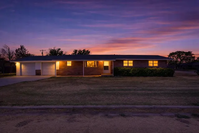 Front exterior — 1619 Ave L, Ralls, TX 79357