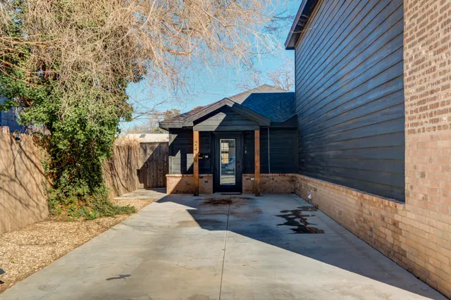 Photo 4 — 2414 25th Street, Lubbock, TX 79411