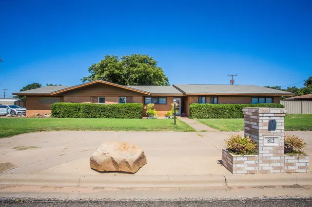 Photo 2 — 812 1st Street, Abernathy, TX 79311