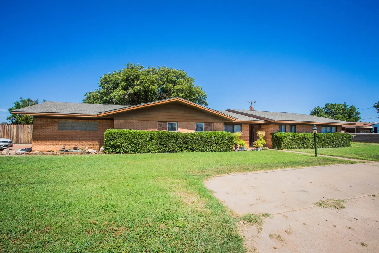 Photo 3 — 812 1st Street, Abernathy, TX 79311