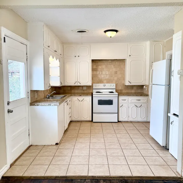 Photo 6 — 2422 30th Street, Lubbock, TX 79411