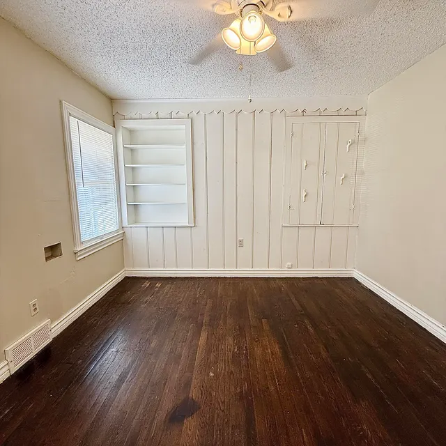 Photo 8 — 2422 30th Street, Lubbock, TX 79411