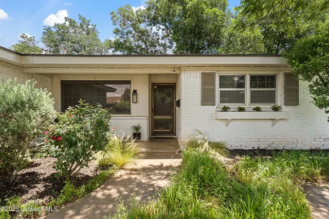 Photo 2 — 6005 Oxford Avenue, Lubbock, TX 79413