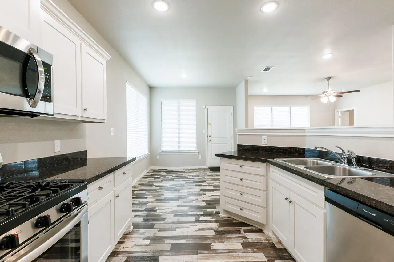 Photo 11 — 6956 12th Street, Lubbock, TX 79416