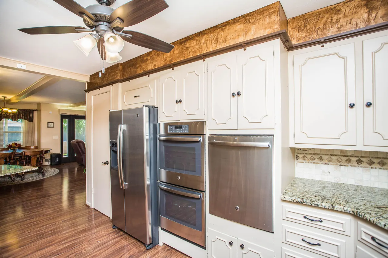 Photo 9 — 1208 Dallas Street, Plainview, TX 79072