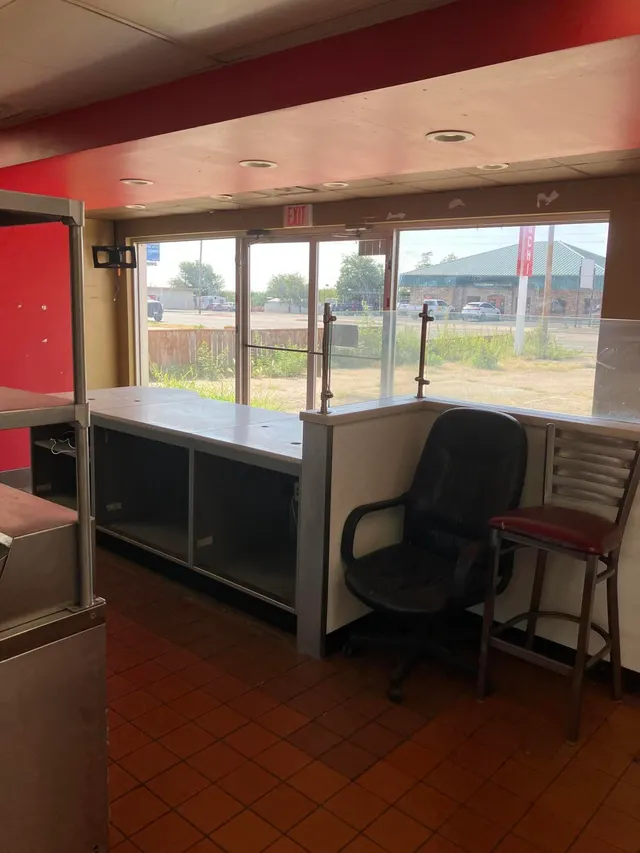 Photo 3 — 2110 W 5th Street, Plainview, TX 79072