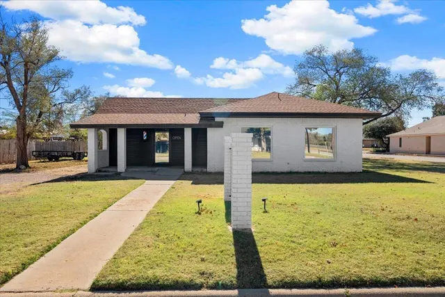 Photo 3 — 117 W 4th Street, Hale Center, TX 79041