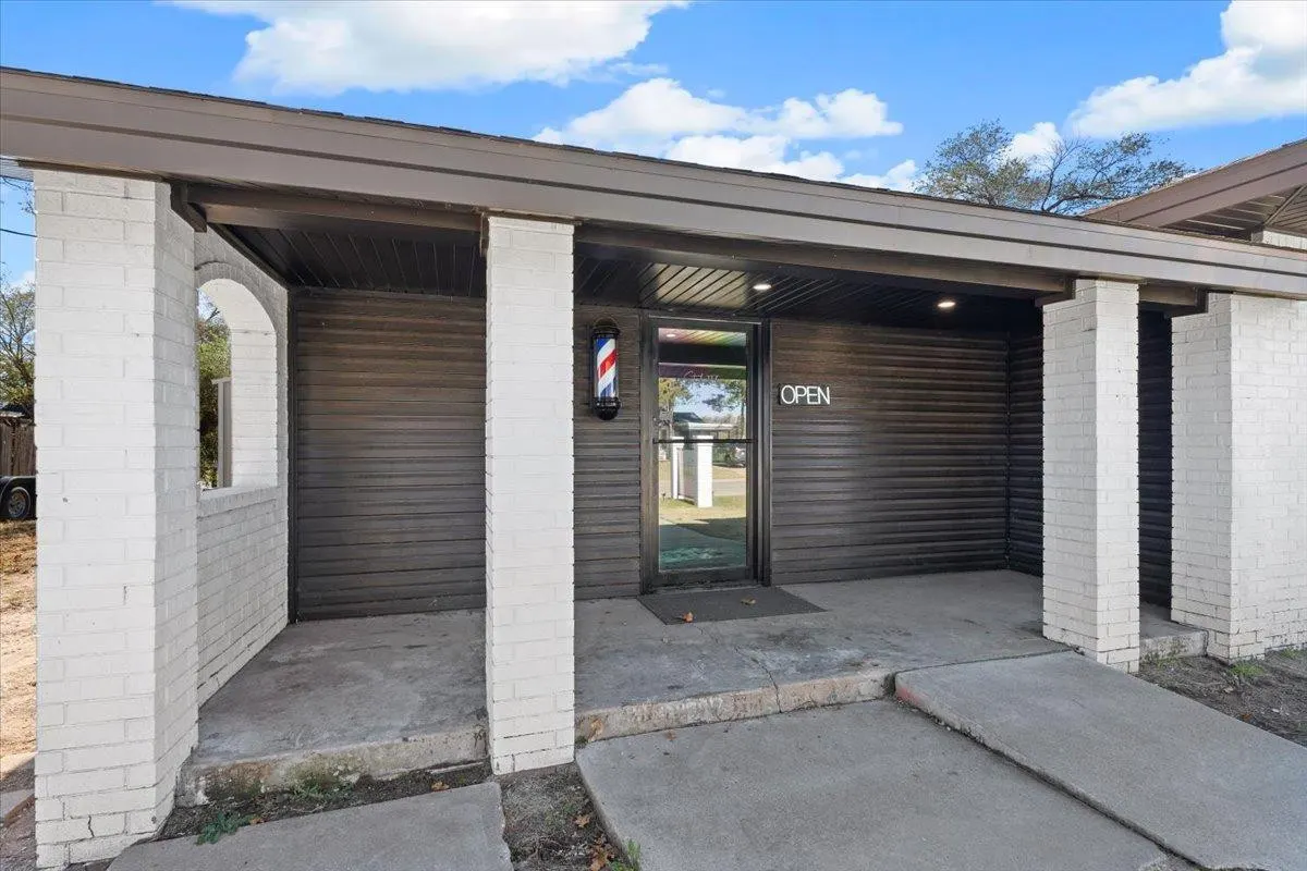 Photo 5 — 117 W 4th Street, Hale Center, TX 79041