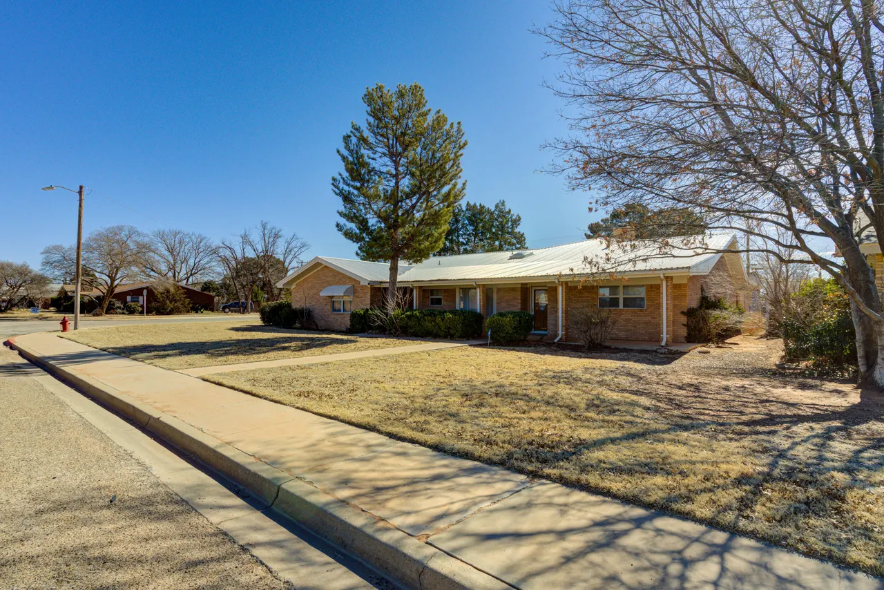 Photo 2 — 601 18th Street, Seagraves, TX 79359
