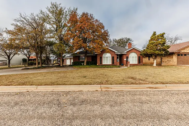 Front exterior — 206  Collins Avenue, Sundown, TX 79372