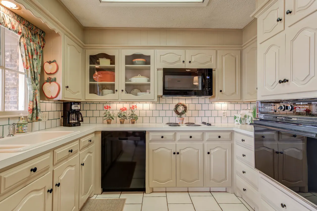 Photo 11 — 227 Cottonwood Lane, Levelland, TX 79336