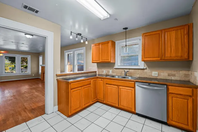 Photo 7 — 2412 Avenue T, Lubbock, TX 79411