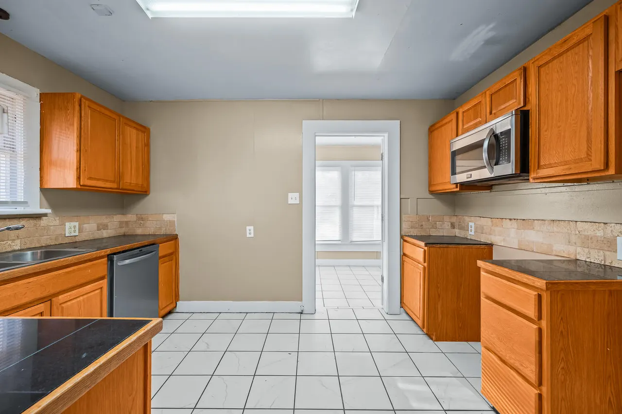Photo 8 — 2412 Avenue T, Lubbock, TX 79411