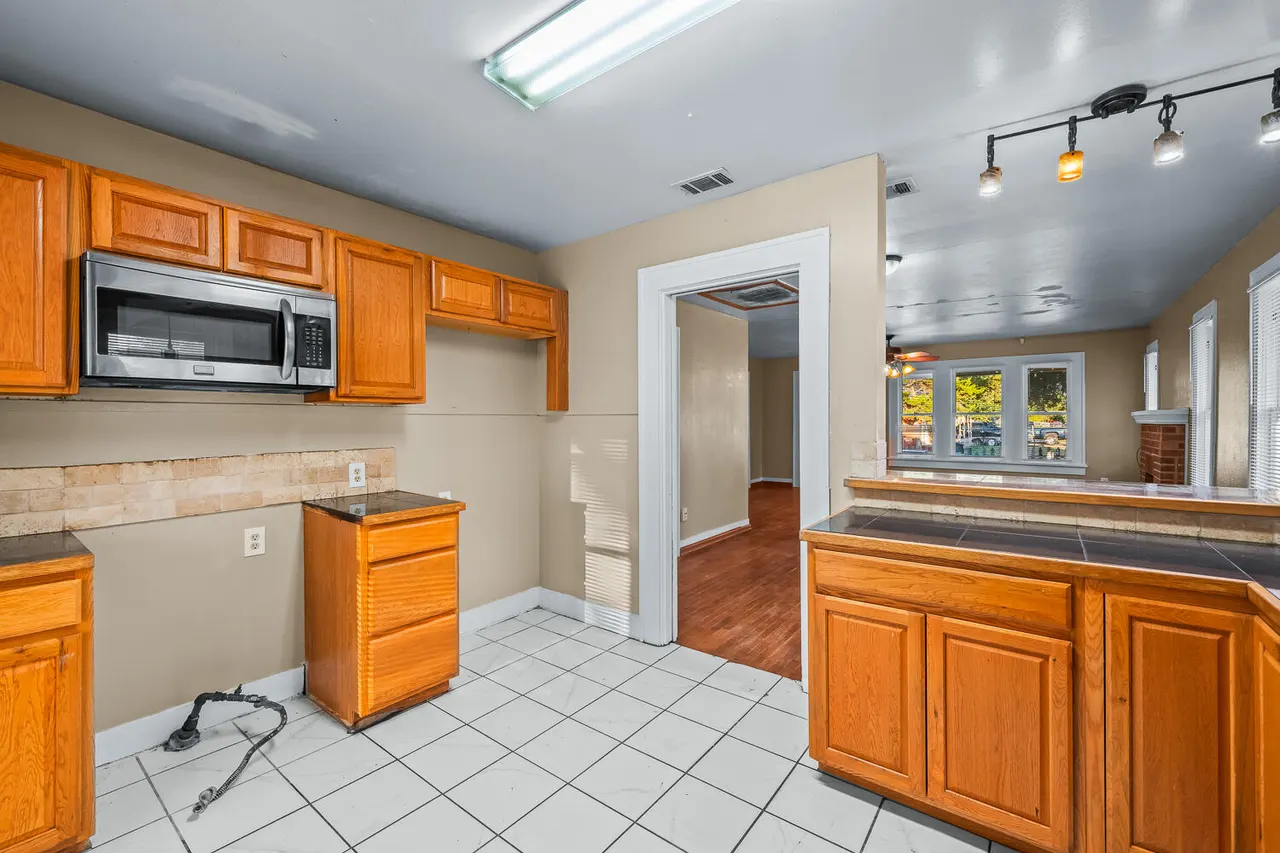 Photo 9 — 2412 Avenue T, Lubbock, TX 79411
