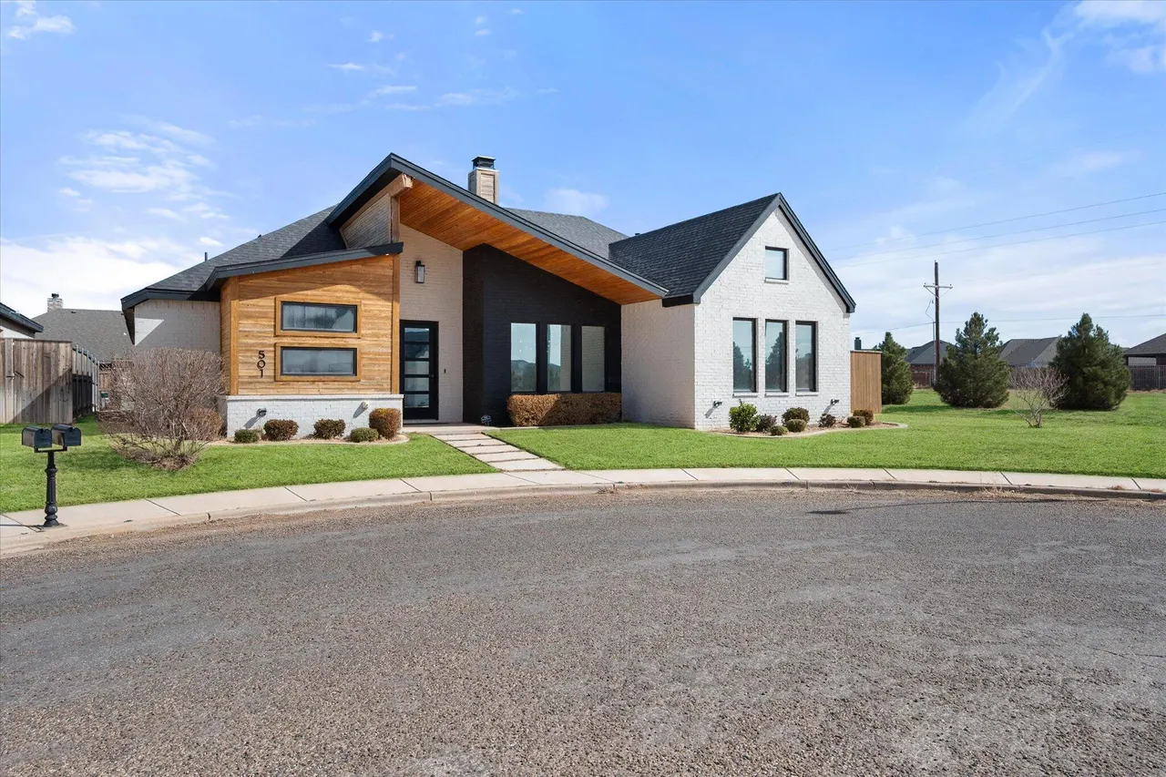 Photo 2 — 501 Brookshire Avenue, Wolfforth, TX 79382