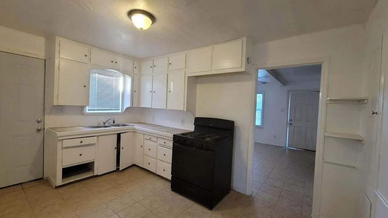Photo 10 — 2101 38th Street, Lubbock, TX 79412