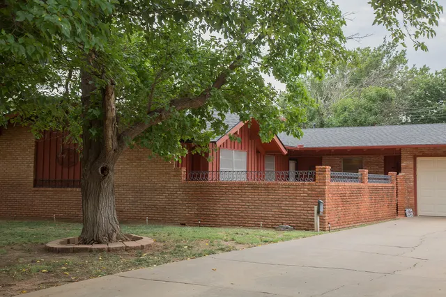 Photo 2 — 1311 Holiday Drive, Plainview, TX 79072
