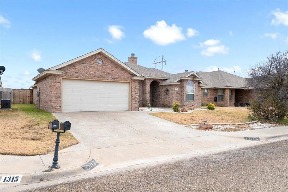 Photo 2 — 1313 Yorkshire Avenue, Wolfforth, TX 79382